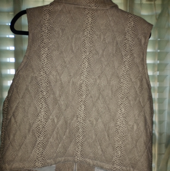 Vest - Picture 3 of 3
